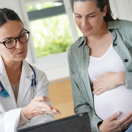 صورة لطبيبة  وحامل 