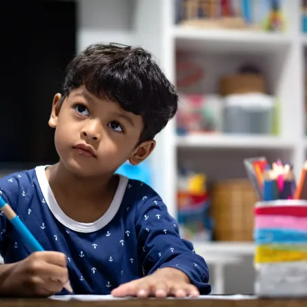 صورة لطفل يدرس