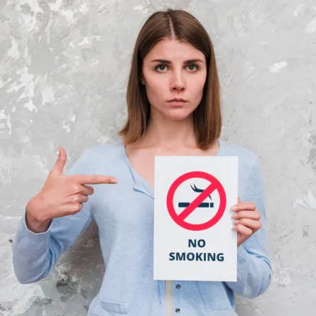 امرأة تشير لعلامة التوقف عن التدخين- المصدر freepik