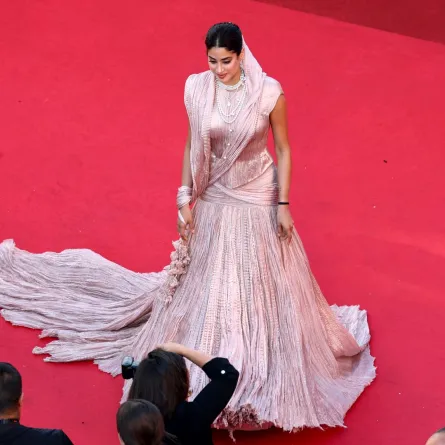 جانفي كابور في مهرجان كان السينمائي السنوي الثامن والسبعين في قصر المهرجانات في 20 مايو 2025 في كان، فرنسا (Janhvi Kapoor at the 78th annual Cannes Film Festival at Palais des Festivals on May 20, 2025 in Cannes, France). مصدر الصورة: Mohammed Badra/Pool/Getty Images