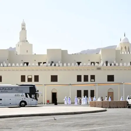 ترافق ضيوف الرحمن في مسجد الميقات، وساحاته المحيطة، وساحات وقوف الحافلات والمركبات، خدمات تنظيمية تبذلها الجهات المعنية