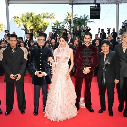 كاران جوهار وجانفي كابور ونيراج غيوان على السجادة الحمراء لمهرجان كان 2025 (مصدر الصورة:  Stephane Cardinale - Corbis/Corbis via Getty Images)