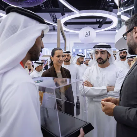 الشيخ حمدان بن محمد بن راشد آل مكتوم خلال زيارته لمنتدى اصنع في الإمارات. الصورة من مكتب دبي الإعلامي