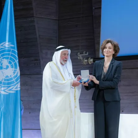 اليونسكو تكرم حاكم الشارقة بمناسبة إنجاز المعجم التاريخي للغة العربية. الصورة من مكتب الشارقة الإعلامي