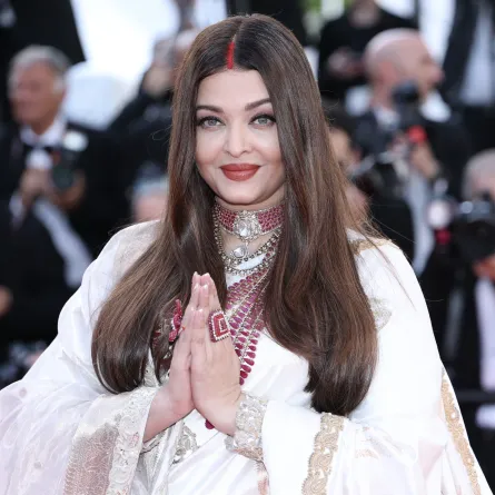آيشواريا راي في مهرجان كان السينمائي السنوي الثامن والسبعين في قصر المهرجانات في كان، فرنسا (Aishwarya Rai at the 78th annual Cannes Film Festival at Palais des Festivals in Cannes, France). مصدر الصورة: Sameer AL-DOUMY / AFP