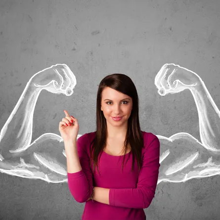 سيدة تستخدم قوة العقل في تحقيق الرشاقة والتحكّم بالعادات الغذائية