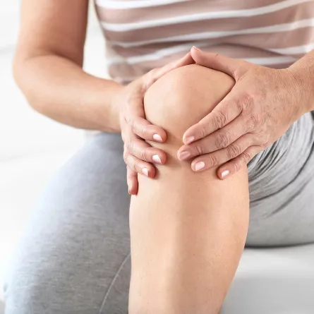 امرأة تعاني من هشاشة العظام