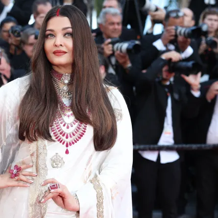 آيشواريا راي في مهرجان كان السينمائي السنوي الثامن والسبعين في قصر المهرجانات في كان فرنسا (Aishwarya Rai at the 78th annual Cannes Film Festival at Palais des Festivals in Cannes, France). مصدر الصورة: Valery HACHE / AFP