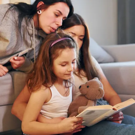 صورة طفلة تقرأ القصص