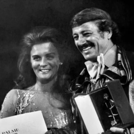 محمد الأخضر حامينة وهو يتسلم السعفة الذهبية عن فيلم وقائع سنوات الجمر عام 1975- صورة أرشيفية