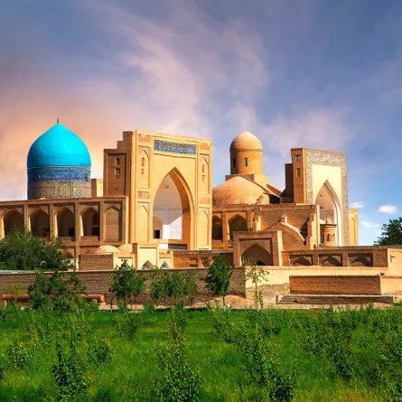 المسجد التاريخي في تشور بكر عند شروق الشمس في بخارى 