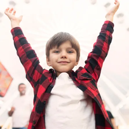 صورة لطفل يشعر بالفرحة في العيد