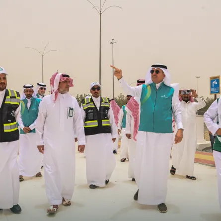 جانب من وقوف وزير النقل والخدمات اللوجستية على مبادرة التوسع في تطبيق الطرق المطاطية - الصورة من حساب الهيئة العامة للطرق على إكس