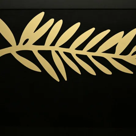 شعار مهرجان كان في سينما UGC Montparnasse في باريس (festival logo at the UGC Montparnasse cinema in Paris). مصدر الصورة: Bertrand GUAY / AFP