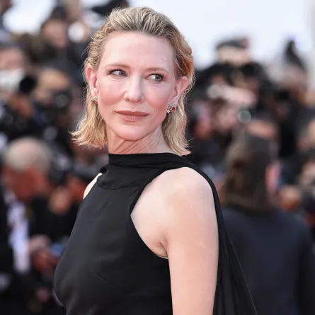 كيت بلانشيت في مهرجان كان السينمائي السنوي الثامن والسبعين في قصر المهرجانات في كان فرنسا (cate blanchett at the 78th annual Cannes Film Festival at Palais des Festivals in Cannes, France). مصدر الصورة: Miguel MEDINA / AFP