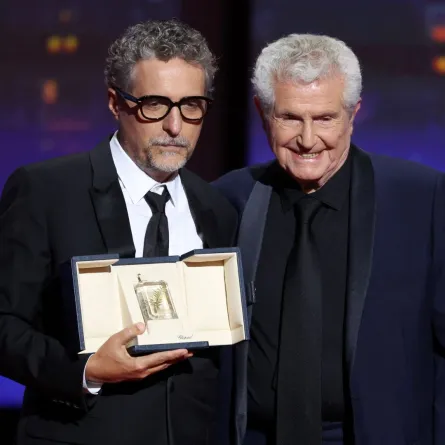 كليبر ميندونكا فيلهو خلال حفل ختام الدورة 78 لمهرجان كان السينمائي في كان، جنوب فرنسا (Kleber Mendonca Filho recieves the Best Director prize from French director Claude Lelouch during the closing ceremony at the 78th edition of the Cannes Film Festival in Cannes, southern France). مصدر الصورة: Sameer AL-DOUMY / AFP