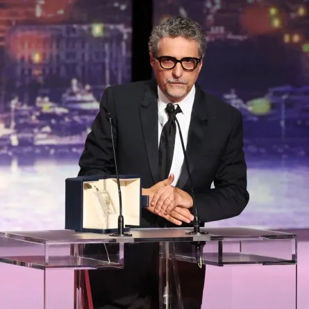 كليبر ميندونكا فيلهو خلال حفل ختام الدورة 78 لمهرجان كان السينمائي في كان، جنوب فرنسا ( Kleber Mendonca Filho during the Closing Ceremony at the 78th edition of the Cannes Film Festival in Cannes, southern France). مصدر الصورة: Sameer AL-DOUMY / AFP