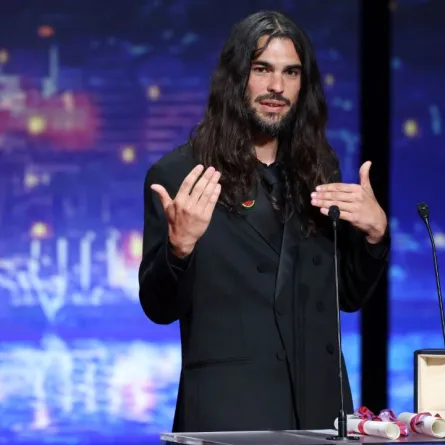 أوليفر لاكس يلقي كلمة بعد فوز فيلمه Sirat خلال حفل اختتام الدورة 78 من مهرجان كان السينمائي في كان (Laxe delivers a speech after winning for the film Sirat  during the closing ceremony at the 78th edition of the Cannes Film Festival in Cannes)- مصدر الصورة: (Photo by Sameer AL-DOUMY / AFP)