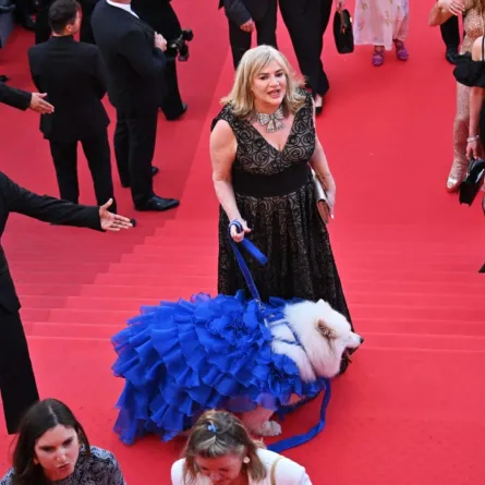 جوليا دي كادينيت مع كلبها فيليسيتي في الدورة 78 من مهرجان كان السينمائي في كان، جنوب فرنسا (Julia de Cadenet with her dog, Felicity at the 78th edition of the Cannes Film Festival in Cannes, southern). مصدر الصورة: France Antonin THUILLIER / AFP