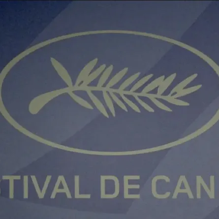 شعار مهرجان كان في سينما UGC Montparnasse في باريس (festival logo at the UGC Montparnasse cinema in Paris). مصدر الصورة: Bertrand GUAY / AFP