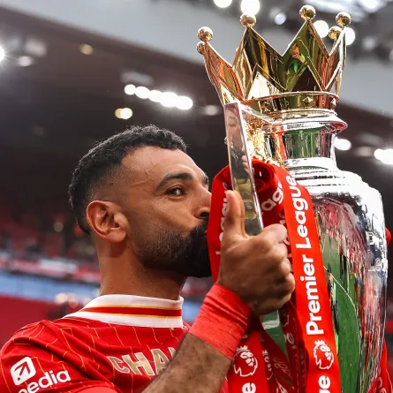 محمد صلاح يقبل كأس الدوري الإنجليزي الممتاز - الصورة من حساب ليفربول الرسمي على منصة إكس