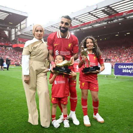 محمد صلاح وزوجته ماغي صلاح وابنتهما في ليفربول، إنجلترا (Mohamed Salah, his wife Magi Salah and their children in Liverpool, England). مصدر الصورة: Michael Regan/Getty Images/Getty Images For The Premier League