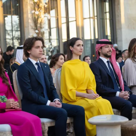 الملكة رانيا العبدالله مع الأميرة سلمى والأمير هاشم وولي العهد الأمير حسين مع خطيبته السعودية رجوة خالد بن مساعد بن سيف في عمان (Queen Rania al-Abdullah with Princess Salma, Prince Hashem and Crown Prince Hussein with his Saudi fiancée Rajwa Khaled bin Musaed bin Saif in Amman). مصدر الصورة: Jordanian Royal Palace / AFP