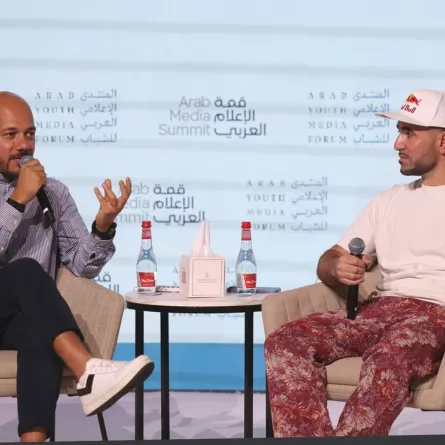 سيان غارنيه يتحدث في جلسة "الشباب والرياضة.. تأثير عالمي". الصورة من wam