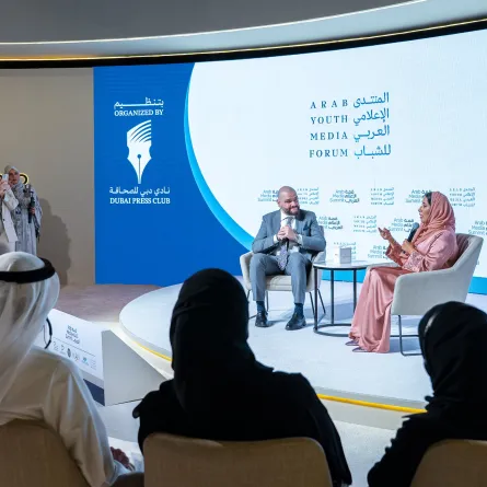 جانب من الفعاليات والجلسات المصاحبة للمنتدى الإعلامي العربي للشباب الذي ينعقد ضمن اليوم الأول لقمة الإعلام العربي بمشاركة منى غانم المري - الصورة من حساب دبي للصحافة على إكس