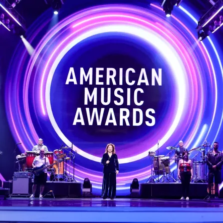 غلوريا استيفان في بروفات حفل توزيع جوائز الموسيقى الأمريكية لعام 2025 في لاس فيغاس، نيفادا (Gloria Estefan at the 2025 American Music Awards Rehearsals in Las Vegas, Nevada). مصدر الصورة: Christopher Polk/Penske Media via Getty Images