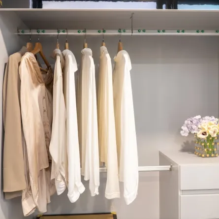 حزانة ملابس مرتبة