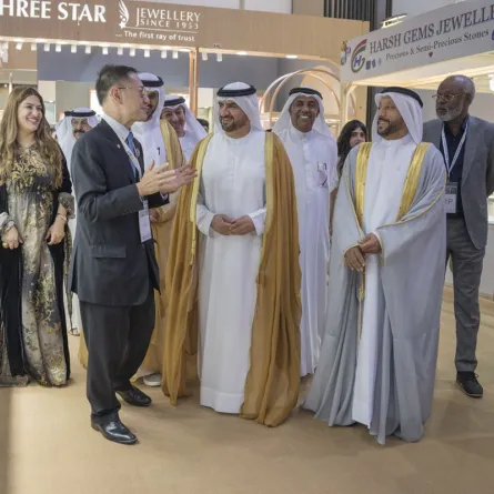 الشيخ عبد الله بن سالم بن سلطان القاسمي  يتجول في معرض الشرق الأوسط للساعات والمجوهرات. الصورة من مكتب الشارقة الإعلامي