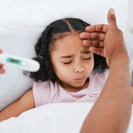 صورة طفلة مصابة بالحمى