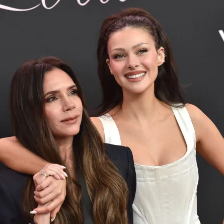 فيكتوريا بيكهام ونيكولا بيلتز بيكهام في مسرح بروين، في لوس أنجلوس، كاليفورنيا (Victoria Beckham and Nicola Peltz Beckham at the Bruin Theatre, in Los Angeles, California). مصدر الصورة: LISA O'CONNOR / AFP