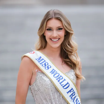 أجاث كاويه، عارضة أزياء فرنسية ومندوبة مسابقة ملكة جمال العالم فرنسا 2025 في باريس، فرنسا (Agathe Cauet, French model and Miss World France 2025 delegate in Paris, France). مصدر الصورة: Edward Berthelot/Getty Images