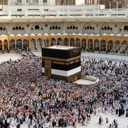 تُدار "نُسك عناية" بنموذج خدمة استباقي، يركّز على المبادرة والوصول المبكر للحجاج عبر فرق تنتشر في مختلف المواقع