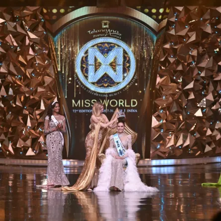 ملكة جمال العالم 2024 Krystyna Pyszkova تنقل التاج لملكة جمال 2025  Opal Suchata Chuangsri – مصدر الصورة NOAH SEELAM / AFP