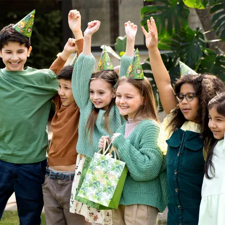 صورة الفرح مع الأطفال