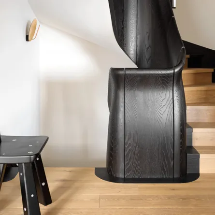 سلالم في شاليه سويسري