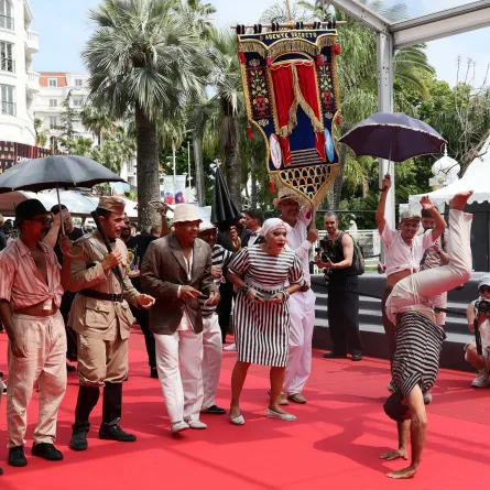 فرقة موسيقية تقدم عرضاً على السجادة الحمراء خلال عرض فيلم "O Agente Secreto"  (مصدر الصورة:  Andreas Rentz/Getty Images)