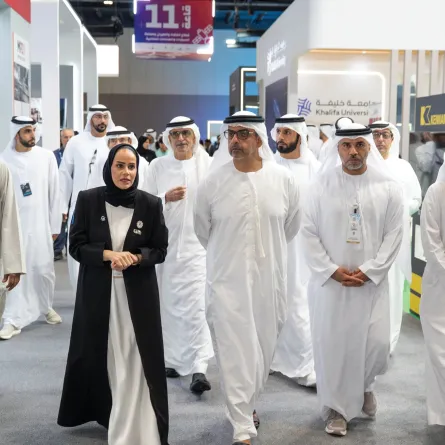 جولة الشيخ حامد بن زايد في معرض اصنع في الإمارات - الصورة من موقع مكتب أبوظبي الإعلامي