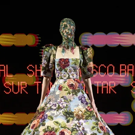 غطاء للرأس مطرز من فالنتينو Valentino -الصورة من Launchmetrics/Spotlight ©