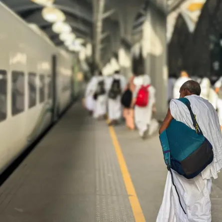 عدد هائل من الرحلات اليومية ينفذها قطار الحرمين السريع لنقل أكثر من مليونيّ حاج - الصورة من واس
