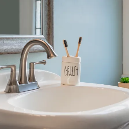 مغسلة في الحمام