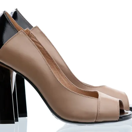 حذاء نسائي جلدي مفتوح بلونين