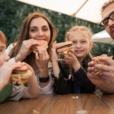 عادات غذائية كارثية للأطفال يجب التوقف عنها 