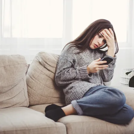 شابة تعاني من الوحدة