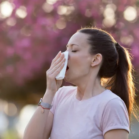 امرأة تعاني من الحساسية الموسمية