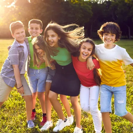 طفلة مميزة ومحبوبة وسط صديقاتها