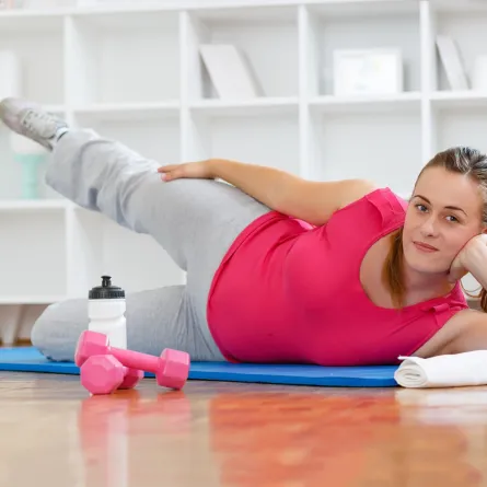 سيدة تمارس الرياضة بعد الولادة 